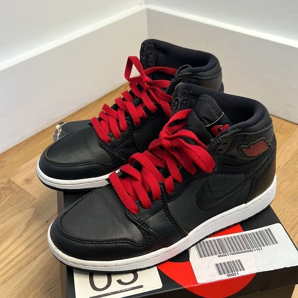 Nike Air Jordan 1 Retro High OG Black Gym Red White GS Size 4Y